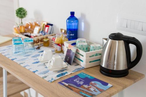 Příslušenství pro přípravu čaje a kávy v ubytování LANTERNA DEL DELTA Guest House