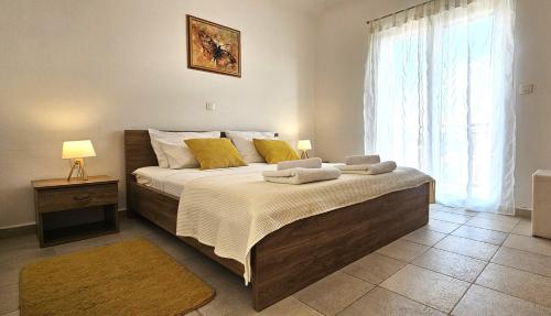 um quarto com uma cama grande e almofadas amarelas em Villa Jelena em Zadar