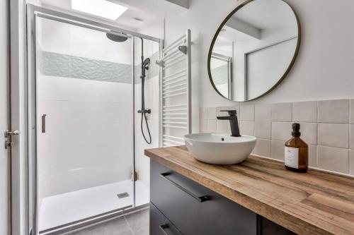 a bathroom with a sink and a mirror at Nocnoc - Le Balcon de l'Oli 99m2 in Bordeaux