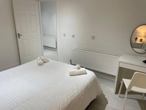 Cama ou camas em um quarto em Belfast Chic: Elegant 2BR Sleeps 5, Prime Location