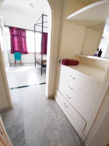 une cuisine avec une commode et une chambre avec un miroir dans l'établissement Casa Tzunun Airport Junior Suite, à Cancún
