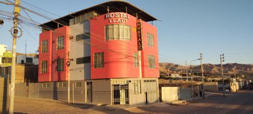 un bâtiment avec un panneau d'auberge de jeunesse sur son côté dans l'établissement HOSTAL LLAUT * *, à Moquegua