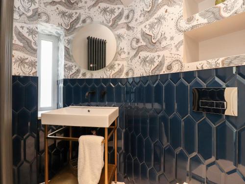 セトルにあるMainsfieldの青と白のタイル張りの壁のバスルーム(シンク付)