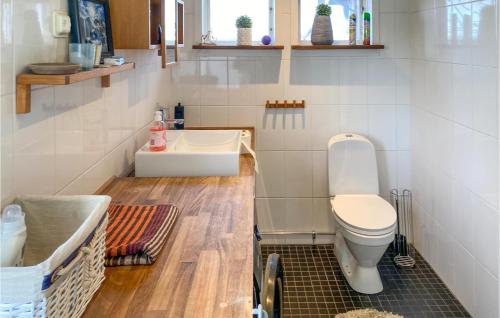 uma casa de banho com um WC e um lavatório em Gorgeous Home In Nssj With House Sea View em Nässjö