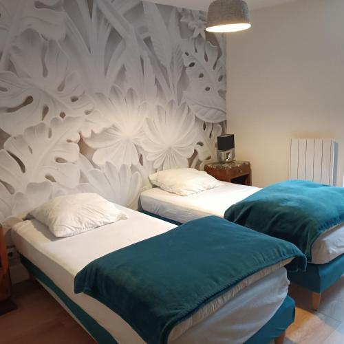 deux lits côte à côte dans une chambre dans l'établissement Au 66 Maison centre ville-Parking gratuit et WIFI, à Nogent-le-Rotrou