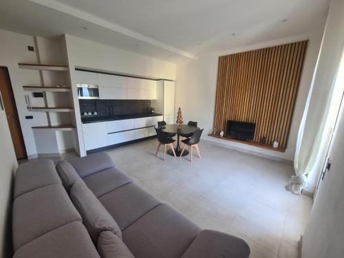 ein Wohnzimmer mit einem Sofa und einem Tisch in der Unterkunft La Finestra Sul Golfo in Ercolano