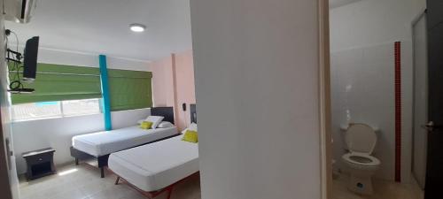 Ένα ή περισσότερα κρεβάτια σε δωμάτιο στο HOTEL TORREON AV