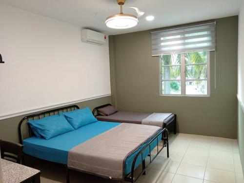 een slaapkamer met een bed en een raam bij Hotel Seri Intan Tampin in Tampin