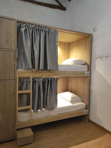 Ein Etagenbett oder Etagenbetten in einem Zimmer der Unterkunft Hostal Casablanca