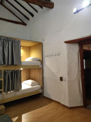 a room with two bunk beds in a room at Hostal Casablanca in San Gil