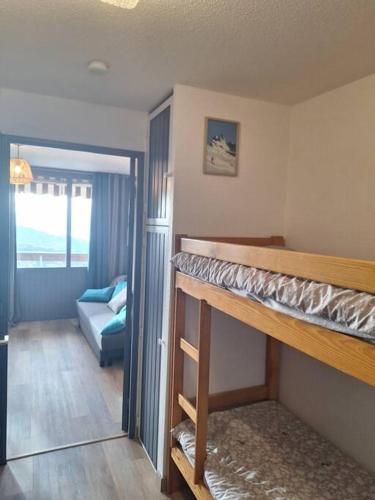 Cette chambre dispose de lits superposés et d'un canapé. dans l'établissement Studio rénové - Pied des pistes - Prapoutel - Les 7 laux, à Les Adrets
