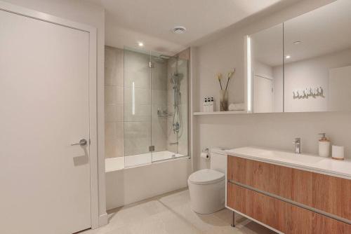 Kúpeľňa v ubytovaní Serenity by the Slopes: Tremblant Waterfront Condo