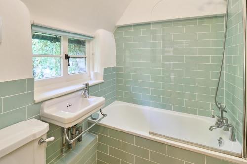 Host & Stay - Bere Cottage في كانتربيري: حمام مع حوض وحوض استحمام