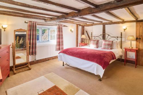 Host & Stay - Bere Cottage في كانتربيري: غرفة نوم بسرير كبير ونافذة