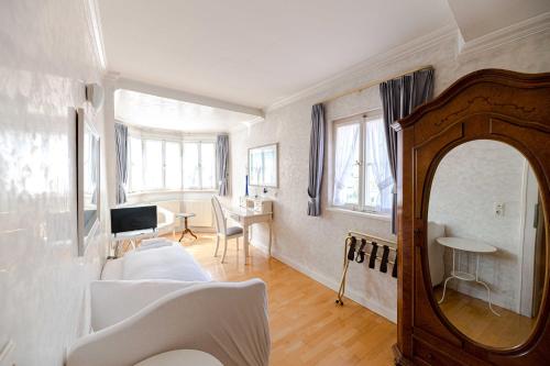 a living room with a mirror and a table at Hotel Leone d´Oro in Heidelberg