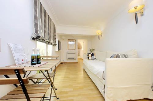 un salon avec un canapé et une table dans l'établissement Fontanella Borghese CORI apartment, à Rome