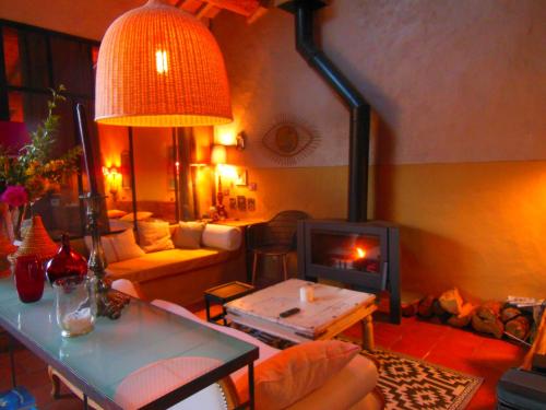 - un salon avec un poêle à bois dans l'établissement Loft Ecologique, à Villesèque-des-Corbières