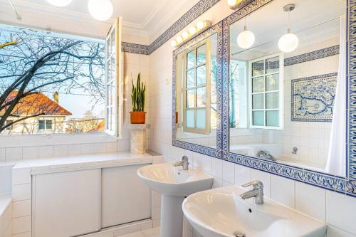 uma casa de banho com 2 lavatórios e um espelho em Entire Villa 430 sqm - 17 bedrooms, 19 beds, Villa des Ammonites em Meudon