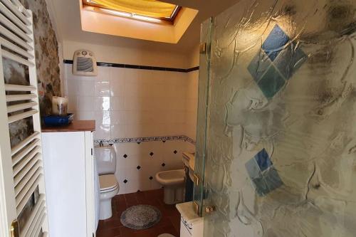 een badkamer met een toilet en een glazen douche bij Al Vecchio Metato Proprietà in Valgiano
