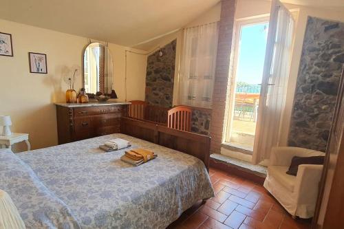 een slaapkamer met een bed, een stoel en een raam bij Al Vecchio Metato Proprietà in Valgiano