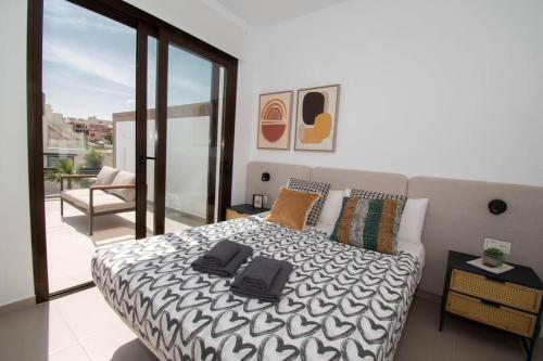 1 dormitorio con 1 cama y balcón en Magnifique villa avec piscine privée en Benijófar