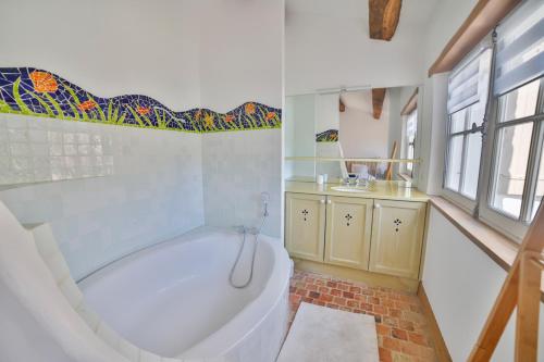 een badkamer met een bad, een toilet en een wastafel bij Villa Lady in Les Portes
