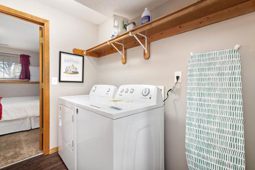 una lavanderia con lavatrice e asciugatrice di Oak Haven: 3 King Beds + Fast Wi-Fi + FREE Parking 