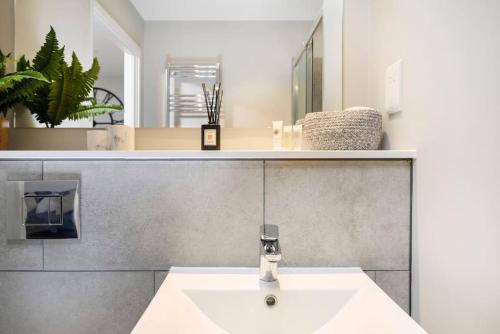 bagno con lavandino e specchio di New Modern 1 Bed Flat Great Location Piccadilly Line a Hounslow