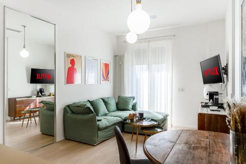 Central Milan Apartments, Duomo and Navigli, Bright with Balcony - Biancospino Apartments