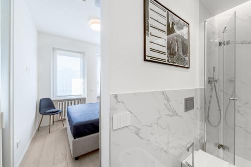 - Baño con ducha a ras de suelo junto a un dormitorio en Appartamenti in Centro - Biancospino Apartments, en Milán