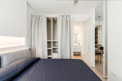 1 dormitorio con 1 cama y comedor en Appartamenti in Centro - Biancospino Apartments, en Milán