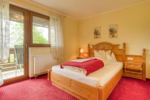 Un pat sau paturi într-o cameră la Landhotel Lindenhof