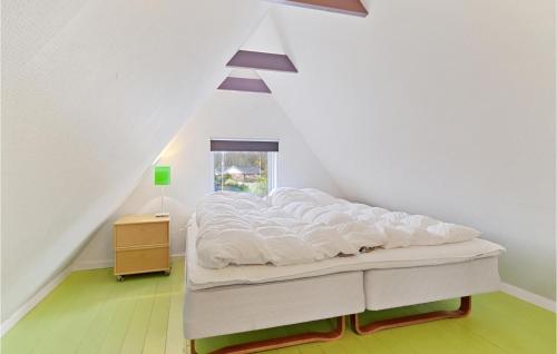 - une chambre blanche mansardée dans l'établissement Beautiful Home In Faxe Ladeplads With Kitchen, à Fakse Ladeplads