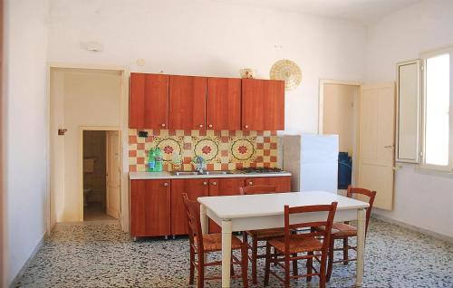 Η κουζίνα ή μικρή κουζίνα στο Lovely Home In Castrignano Del Capo