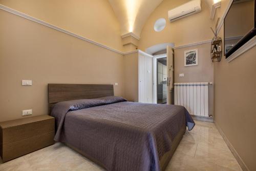 a bedroom with a bed in a room at Appartamento Leonard by BarbarHouse in Carovigno