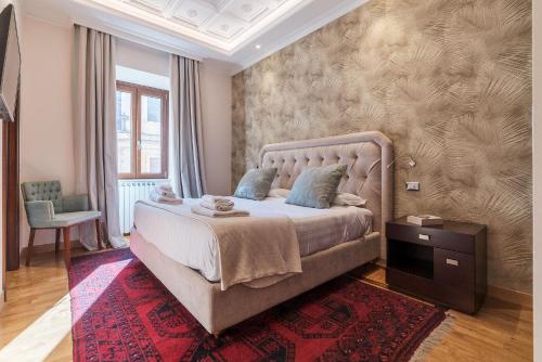 um quarto com uma cama grande e um tapete vermelho em 900 Apartments Veneto & Pinciana em Roma