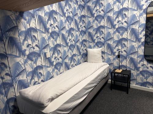 1 dormitorio con 1 cama con papel pintado azul y blanco en Smartflats - Monnaie en Bruselas
