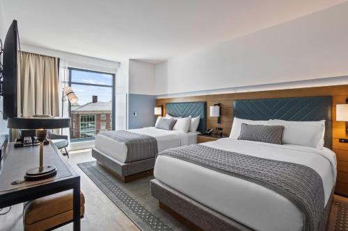 Una cama o camas en una habitación de The Highlander at Radford, Tapestry Collection by Hilton