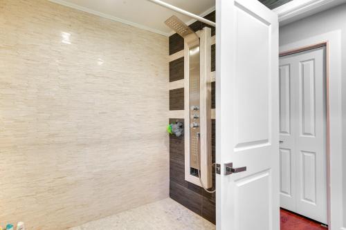 Un pasillo con una puerta blanca y una pared de madera. en Serene Springfield Retreat on 6 Acres with Hot Tub!, en Springfield