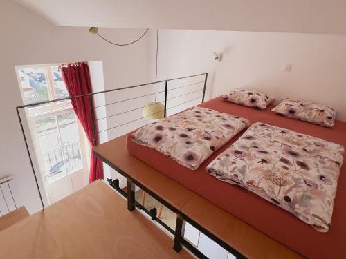 1 Schlafzimmer mit 2 Betten und einem Fenster in der Unterkunft Suja Nuja in Ljubljana