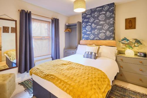 una camera con letto e specchio di Host & Stay - Ethelbert Cottage a Broadstairs