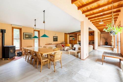 a living room with a wooden table and chairs at Private Villa J プライベートヴィラJ in Narusawa