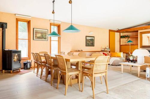 a living room with a dining room table and chairs at Private Villa J プライベートヴィラJ in Narusawa