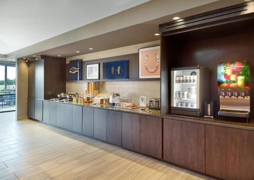 a restaurant with a counter with a food counter at SpringHill Suites by Marriott Franklin Mint in Franklin