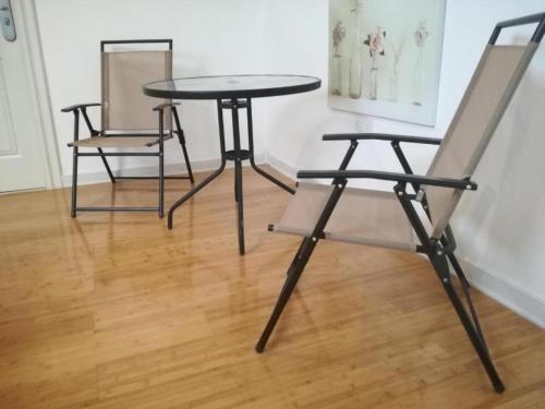 2 sillas y una mesa en una habitación en Ardenlea House Hotel B&b, en Dyce