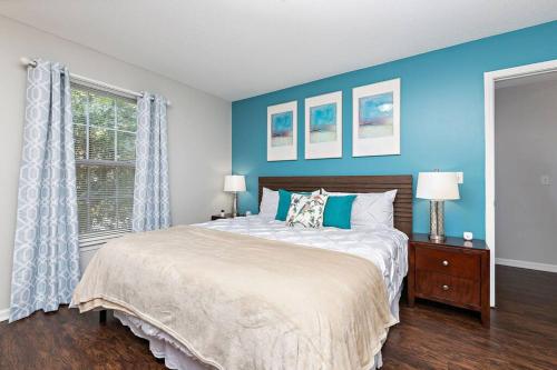 Afbeelding uit fotogalerij van Deluxe Paradise - 3 King Beds + Fast Wifi + FREE Parking in Raymore