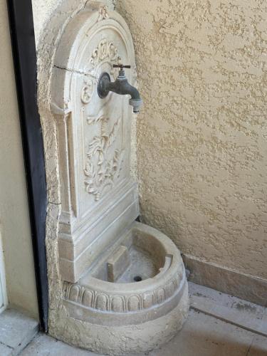 La salle de bains est pourvue de toilettes en pierre. dans l'établissement Village naturiste - Port-Vénus villa n°45 avec piscine, au Cap d'Agde