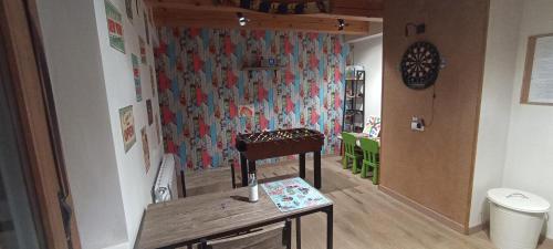 Zimmer mit einem Tisch und einem Zimmer mit einer Wand in der Unterkunft Parada de Txambonet 3 in Vilaller