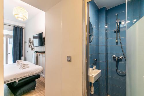 une petite salle de bain avec un lavabo et une douche dans l'établissement MBA Splendide Appart - Parmentier - Paris - Proche Bastille, à Paris