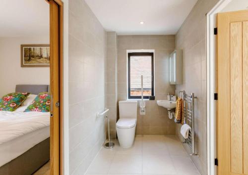 uma pequena casa de banho com WC e lavatório em Roe Cottage disabled adapted 2 bed cottage em Alcester